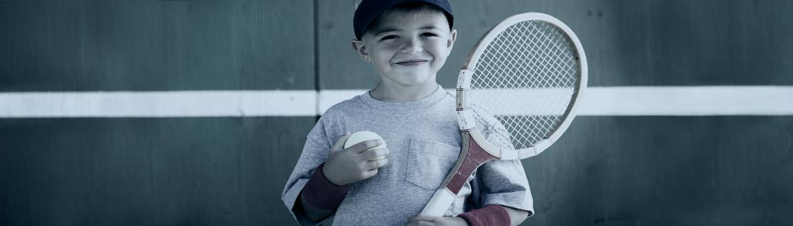 Billede af dreng med tennisketcher